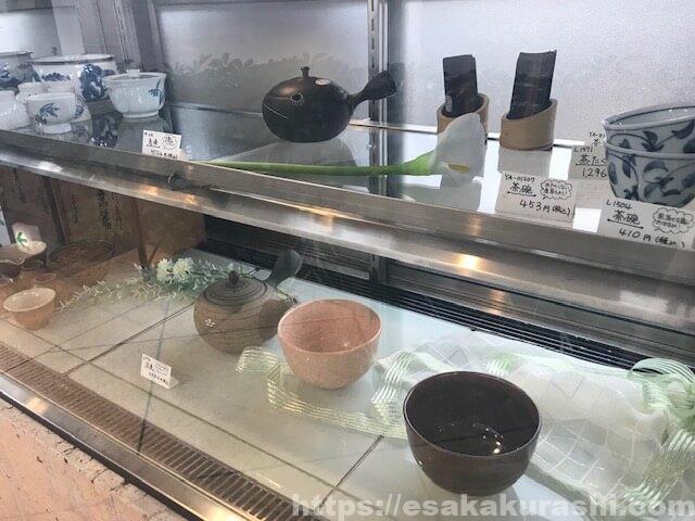 萠茶（KIZASHI）の店舗入り口に並ぶ茶器