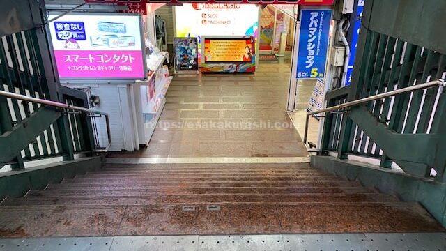コメダ珈琲江坂店が入っているビルの階段
